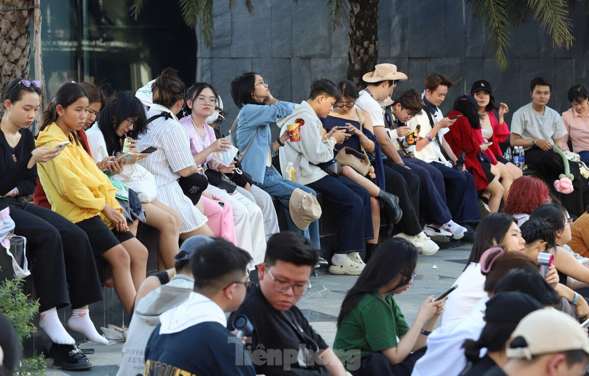 Đội nắng, ngồi la liệt dưới đất chờ xem Chị đẹp ảnh 7