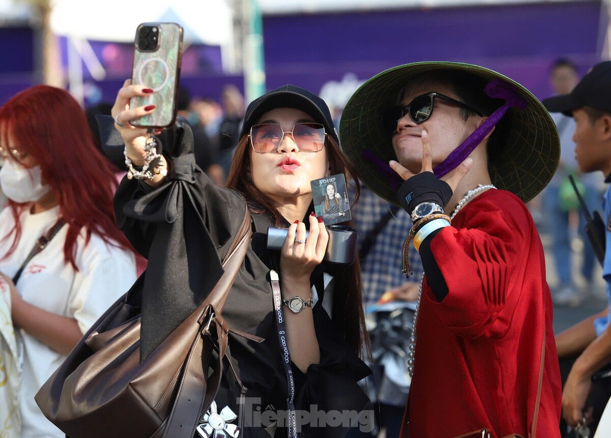 Đội nắng, ngồi la liệt dưới đất chờ xem Chị đẹp ảnh 4