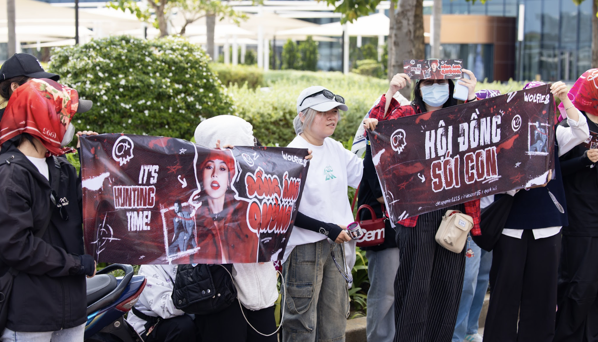 Đội nắng, ngồi la liệt dưới đất chờ xem Chị đẹp ảnh 10