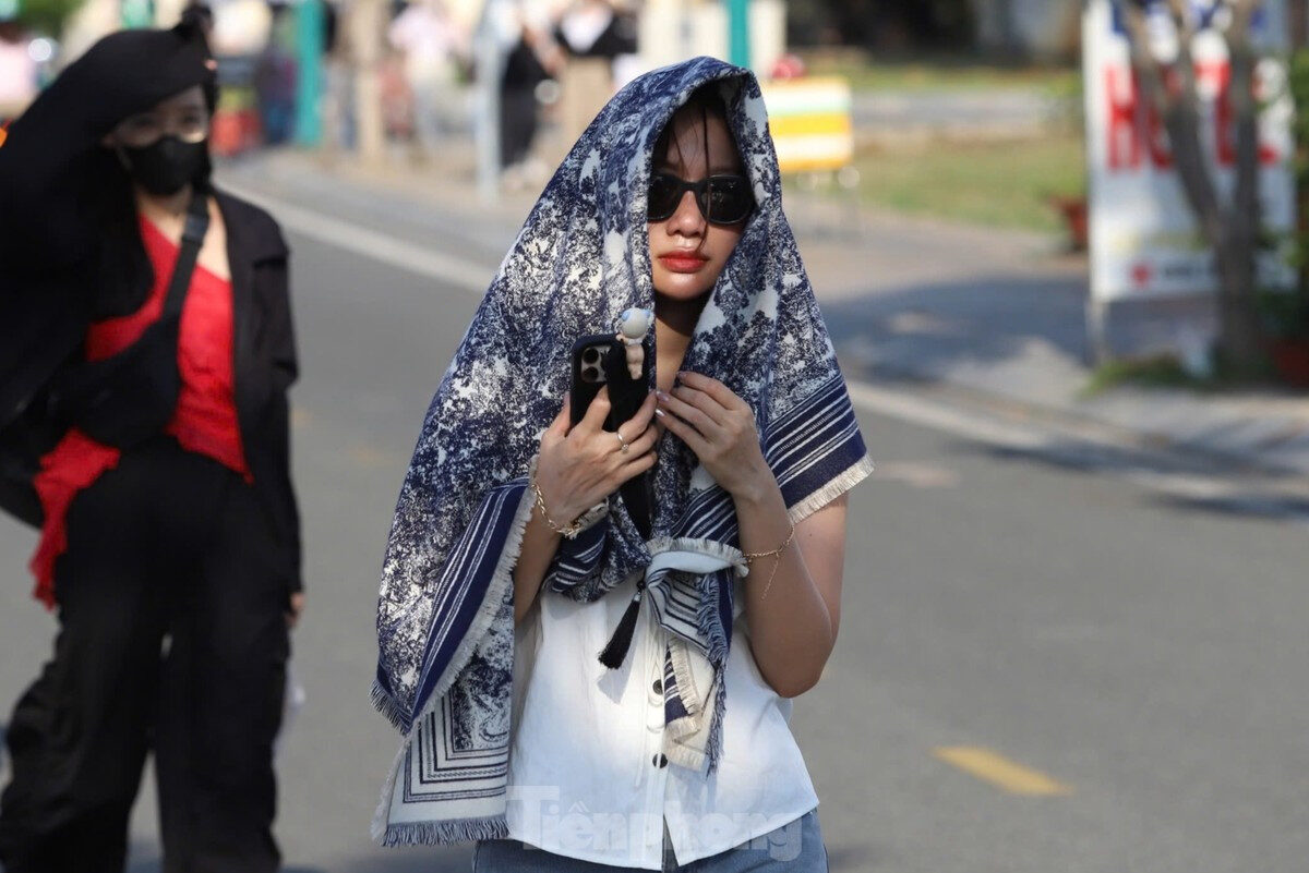 Đội nắng, ngồi la liệt dưới đất chờ xem Chị đẹp ảnh 5