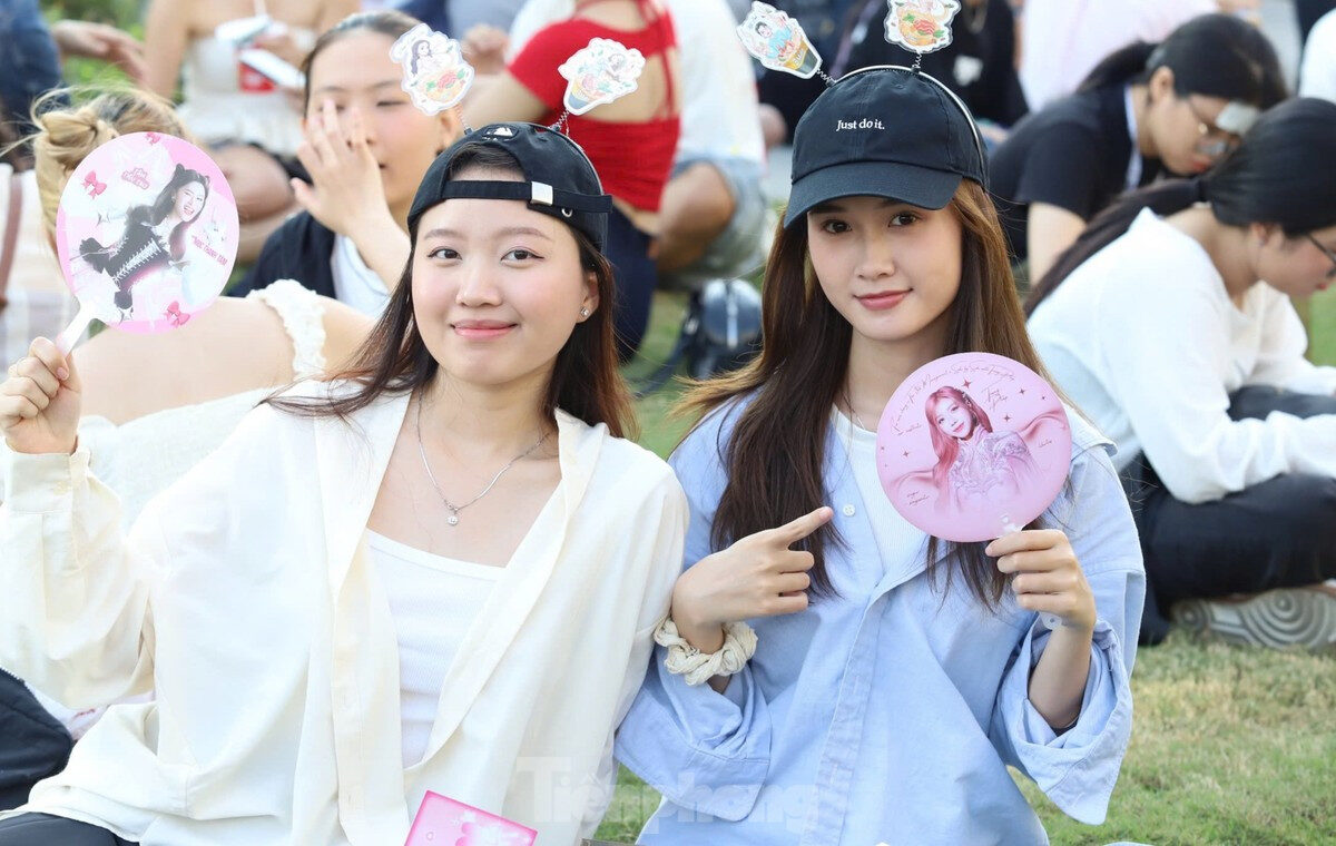 Đội nắng, ngồi la liệt dưới đất chờ xem Chị đẹp ảnh 8