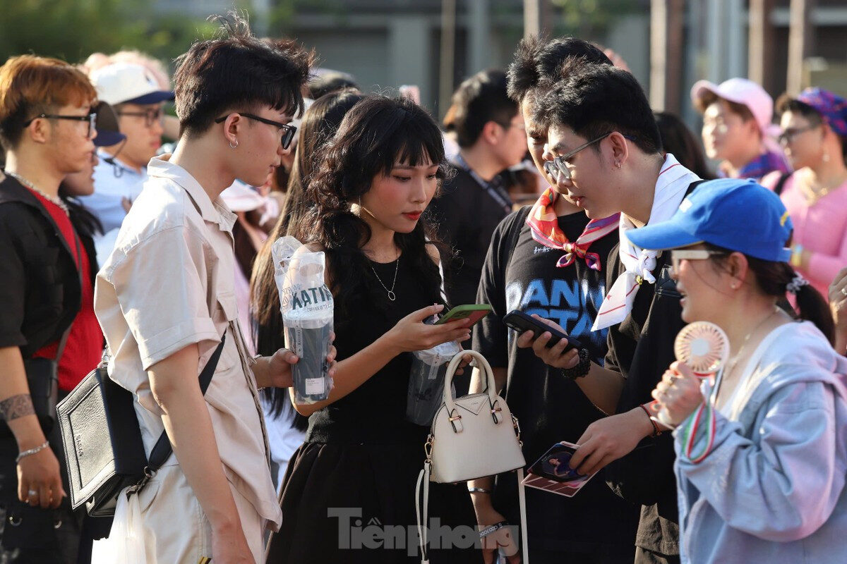 Đội nắng, ngồi la liệt dưới đất chờ xem Chị đẹp ảnh 2