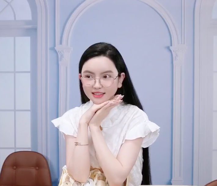 Vợ Quang Hải xuất hiện sau loạt drama mặt lạ hoắc nghi vừa dao kéo